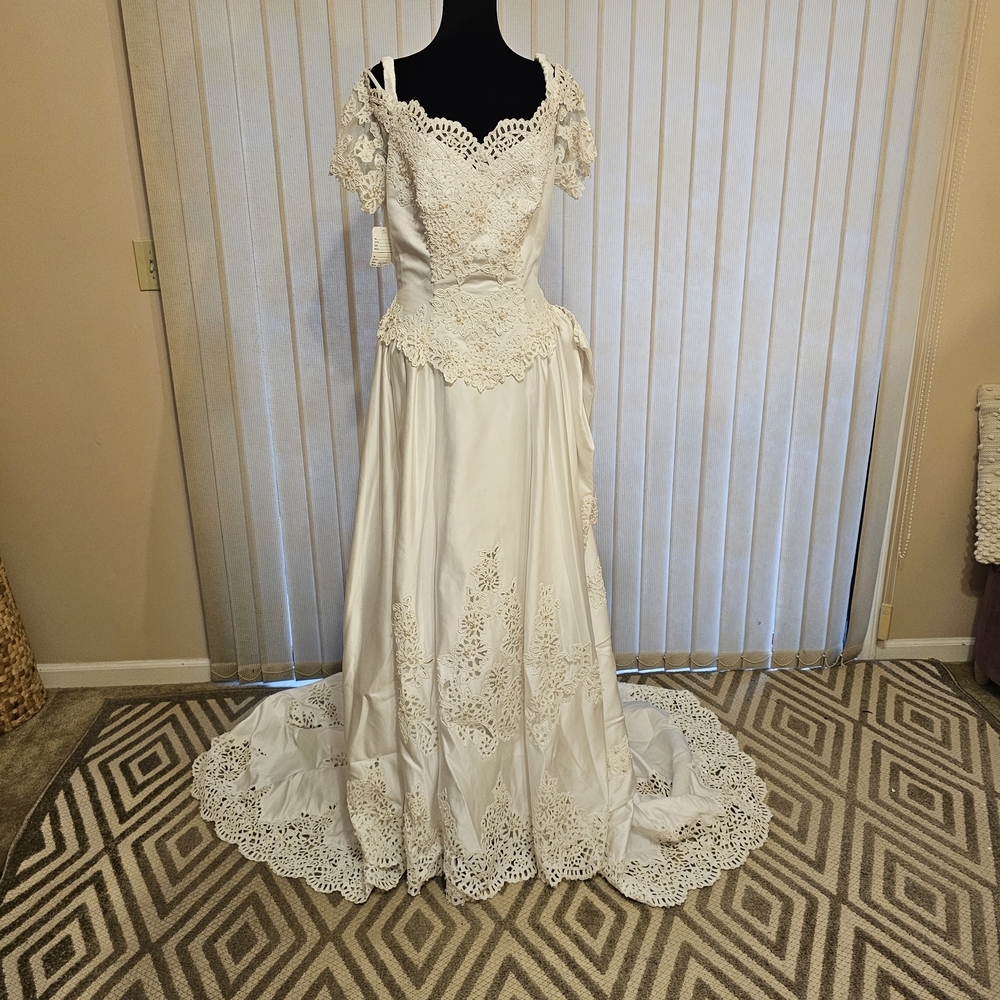 Mary's Bridal Ivory Lace Wedding Dress with Scalloped Hem